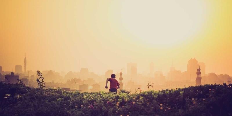 美妆趋势新焦点：颈纹与手部抗衰老护理，揭秘常被忽略的细节保养秘籍